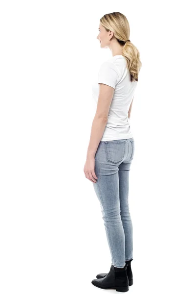 Meisje in trendy casuals — Stockfoto