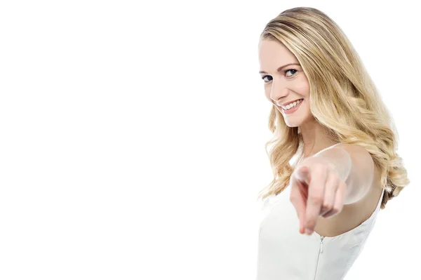 Woman wijzend naar camera — Stockfoto