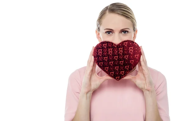 Donna con confezione regalo — Foto Stock