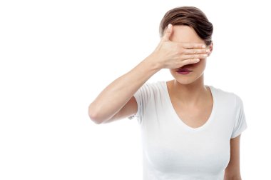 Kadın gözlerini kapatıyor.