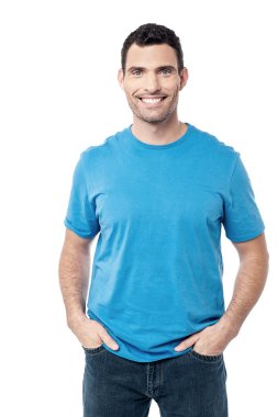 adamın elleri ceplerinde