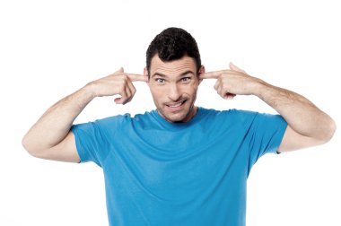 Parmak ile kulakları tıkalı adam