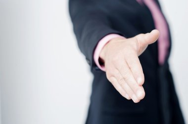 İş adamı elini sıkmak için uzatıyor