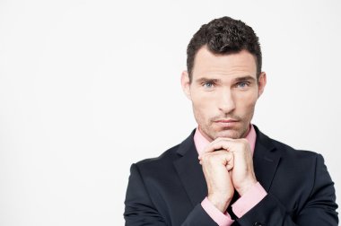 Ciddi bir yüz ile işadamı