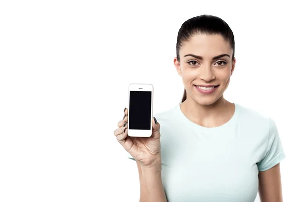 Kvinnan visar nya mobiltelefon — Stockfoto