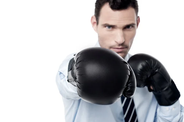 Hombre de negocios con guantes de boxeo —  Fotos de Stock