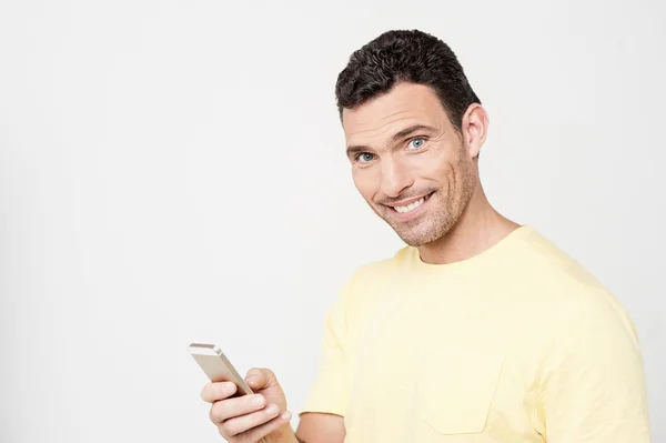 Homem usando seu telefone celular — Fotografia de Stock