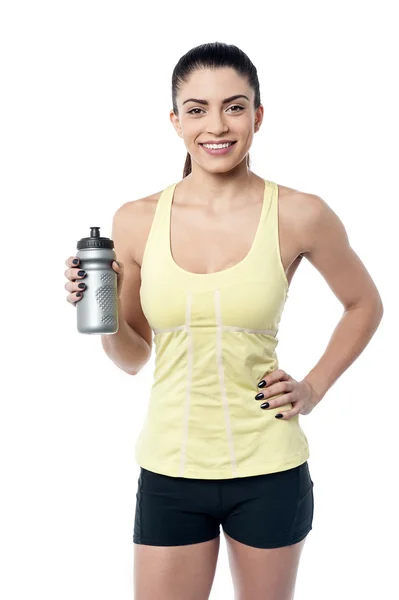 Mujer sosteniendo sipper botella — Foto de Stock