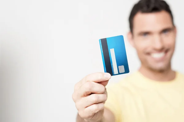 Hombre mostrando su tarjeta de débito — Foto de Stock