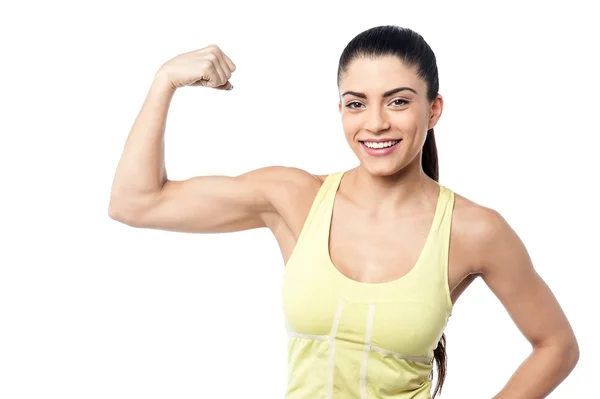 Mulher Flexing bíceps — Fotografia de Stock