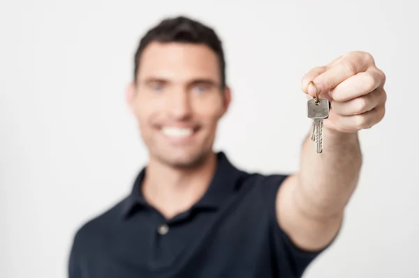 Immobilienmakler zeigt Schlüssel — Stockfoto