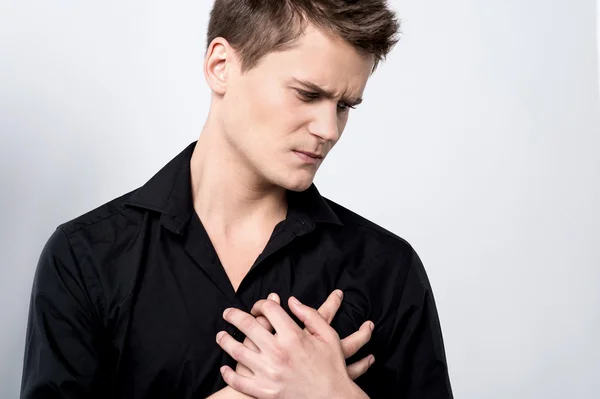 Hombre sosteniendo pecho con dolor — Foto de Stock