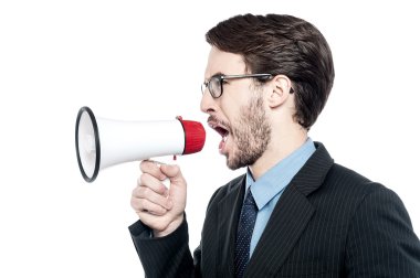 İş adamı megafona bağırıyor.