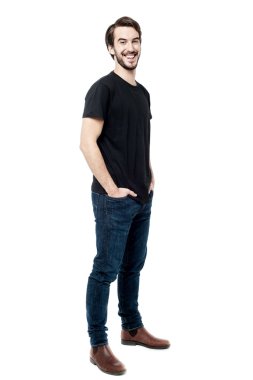 adamın elleri ceplerinde