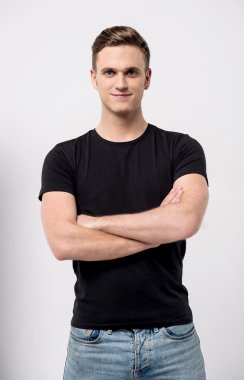 adam katlanmış silah ile