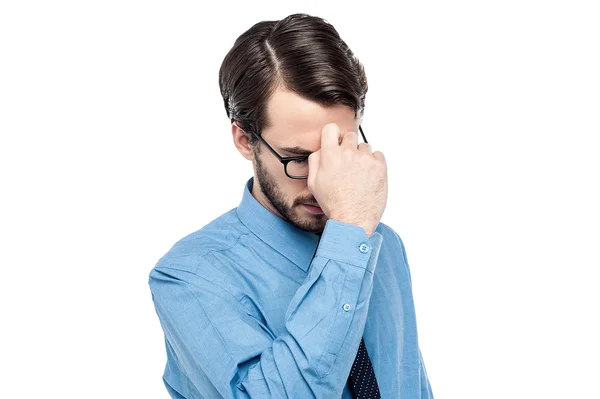 Hombre cogido de la mano a la frente — Foto de Stock