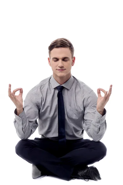 Affärsman som mediterar — Stockfoto