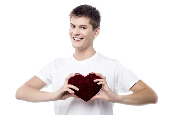 Homme avec boîte cadeau en forme de coeur — Photo