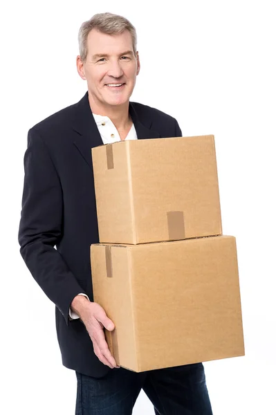 Uomo con una pila di scatole — Foto Stock