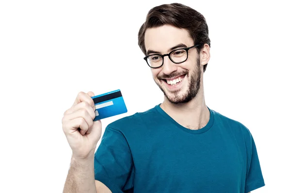 Člověk při pohledu na kreditní karty Stock Obrázky