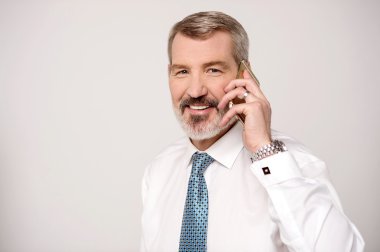 İş adamı cep telefonuyla konuşuyor.