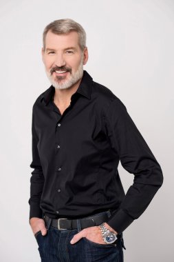 adamın elleri ceplerinde poz