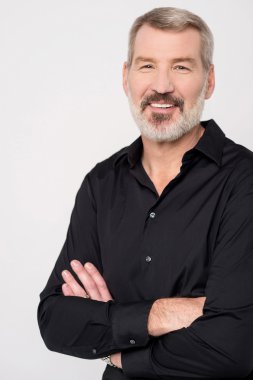 adam katlanmış silah ile poz