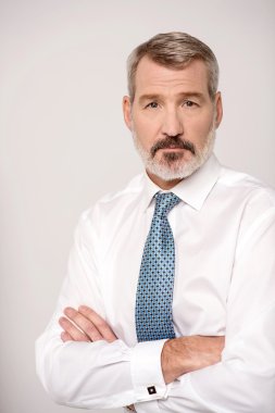 Olgun iş yürütme katlanmış silah ile.