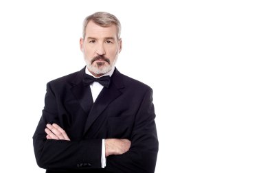 katlanmış silah ile ayakta işadamı