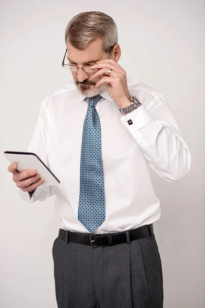 Ernstige zakenman die op zoek zijn digitale Tablet PC — Stockfoto