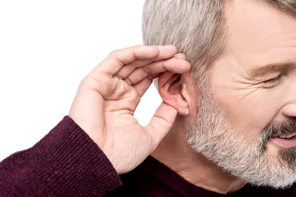 El hombre sostiene su mano cerca de la oreja —  Fotos de Stock