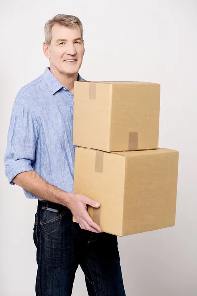 Homem carregando caixas de papelão — Fotografia de Stock