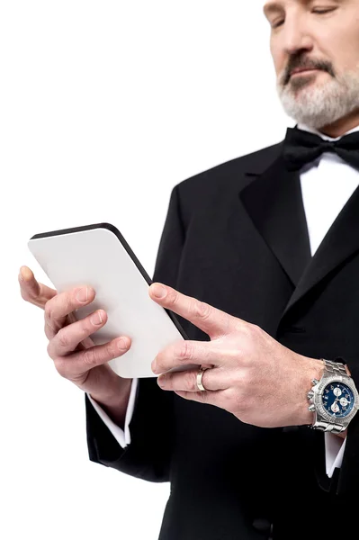 Бизнесмен смотрит на свой цифровой планшет — стоковое фото