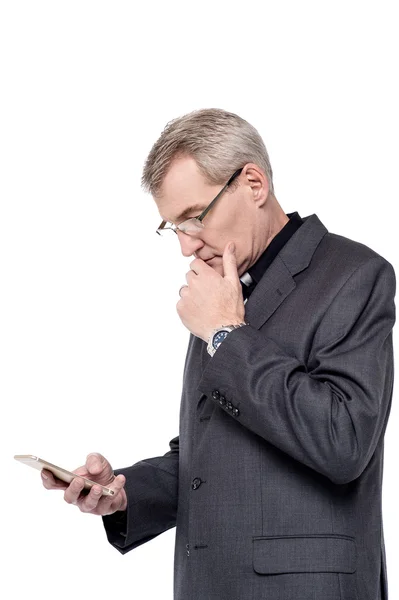 Geschäftsmann wählt mit seinem Smartphone — Stockfoto