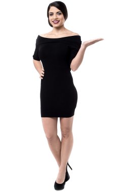 kadın gösteren kopya alanı