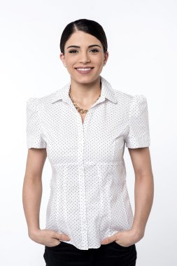 Elleri ceplerinde duran kadın