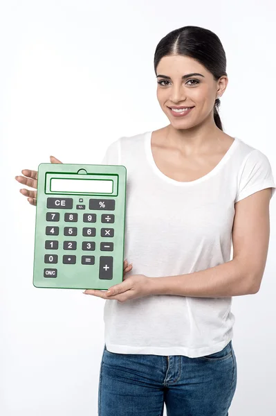 Femme montrant la calculatrice — Photo