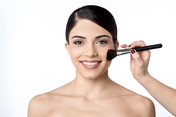 Woman applying face powder with brush — Stock Photo, Image