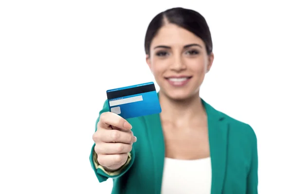 Mujer de negocios mostrando tarjeta de efectivo — Foto de Stock