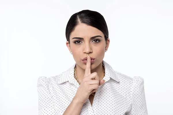 Mujer con el dedo en los labios — Foto de Stock