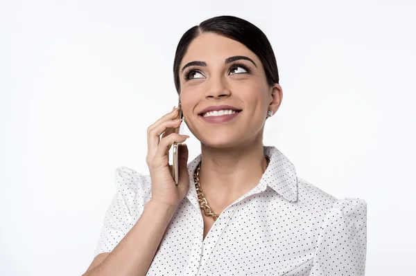 Frau telefoniert mit Handy — Stockfoto