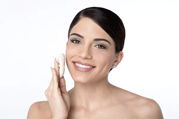 Mujer aplicando soplo de polvo cosmético — Foto de Stock