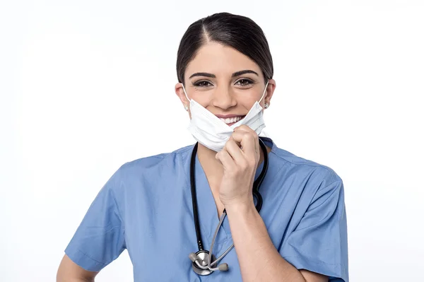 Cirujano femenino quitando máscara facial — Foto de Stock