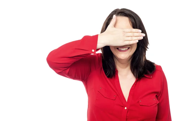 Frau versteckt ihr Gesicht — Stockfoto