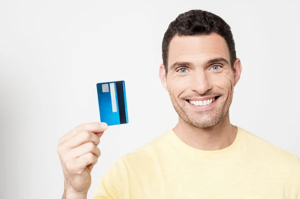 माणूस त्याचे क्रेडिट कार्ड दर्शवितो — स्टॉक फोटो, इमेज
