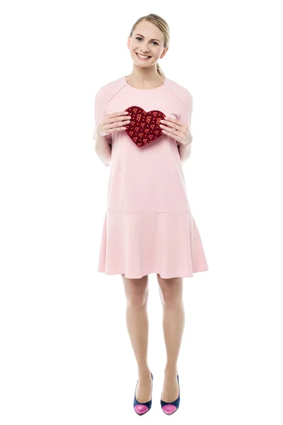 Woman displaying her gift box — Stock Photo, Image