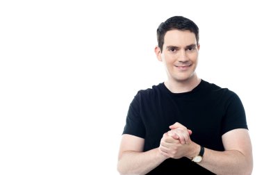 Ellerini sıktı tutan adam