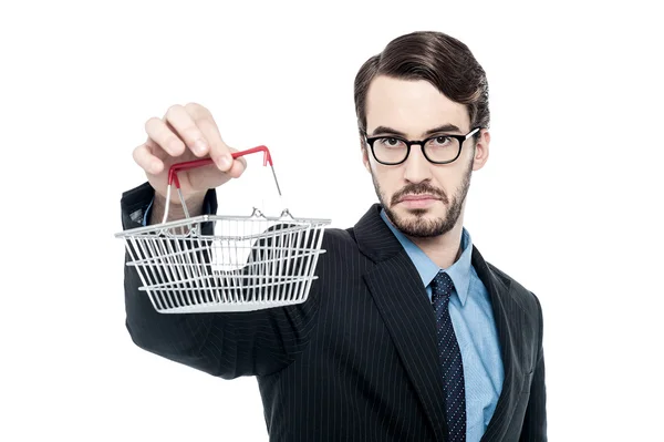 Empresario mostrando pequeño carrito de compras — Foto de Stock