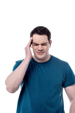 Adam baş ağrısından muzdarip