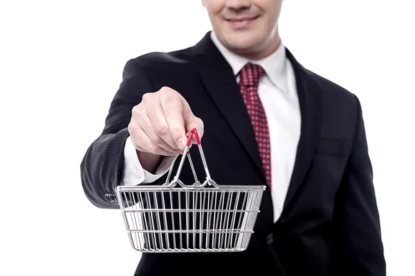 Empresario mostrando carrito de compras . — Foto de Stock